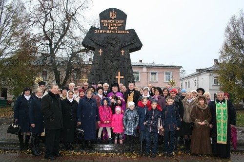 У Бродах посадили «алею миру» та вшанували жертв більшовицьких репресій